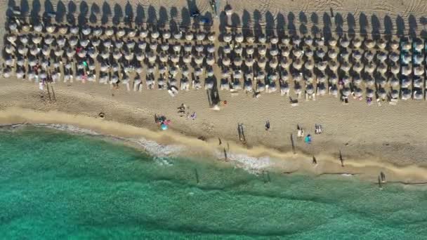 Vista aérea playa de Falassarna en Creta, Grecia, playa de Falassarna es un destino turístico muy famoso en Creta, 4k vista aérea playa. Falasarna famosa (también conocida como Falassarna o Phalasarna ). — Vídeos de Stock