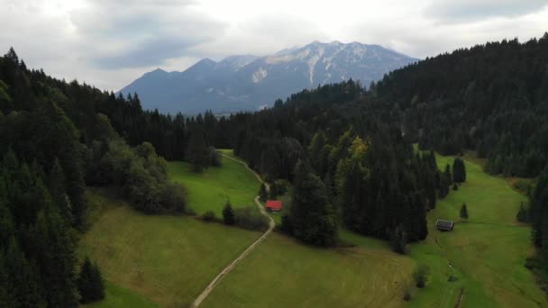 Danau Geroldsee yang indah di Pegunungan Karwendel di pegunungan Alpen Bayern. Pemandangan danau Geroldsee selama musim gugur di Alpen Bayern, Bayern, Jerman. Geroldsee, Wagenbruchsee di latar belakang Alpen Bavaria . — Stok Video