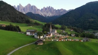 Santa Maddalena (Magdalena) arka planda görkemli Gruppo delle Odle dağ sırası ile köy, Val di Funes vadisi, Trentino Alto Adige bölge, İtalya, Avrupa. Bir İtalyan Dolomites gün batımı.