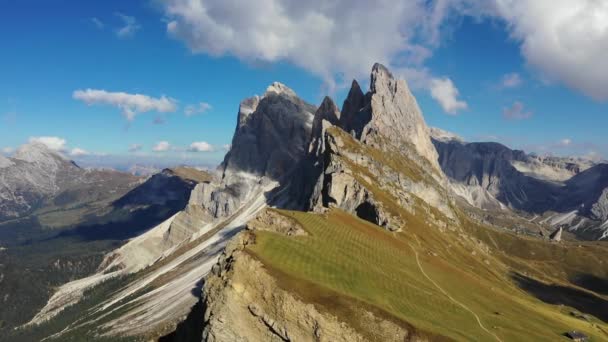 Amazing view on Seceda peak. Trentino Alto Adige, Dolomites Alps, South Tyrol, Italy, Europe. Odle mountain range, Val Gardena. Majestic Furchetta peak in the sunlight. Dolomiti, Italy. — Stock Video