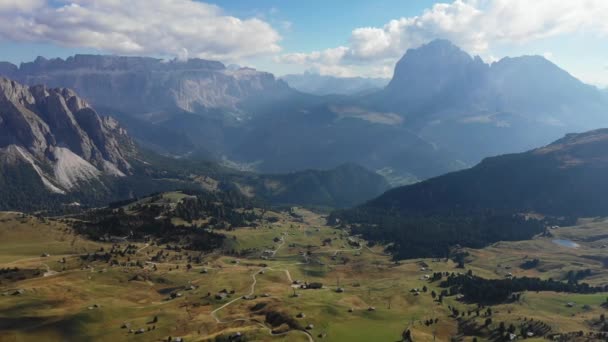 Vista incrível sobre Seceda pico. Trentino Alto Adige, Dolomites Alps, Tirol do Sul, Itália, Europa. Cordilheira Odle, Val Gardena. Majestoso pico Furchetta à luz do sol. Dolomiti, Itália . — Vídeo de Stock