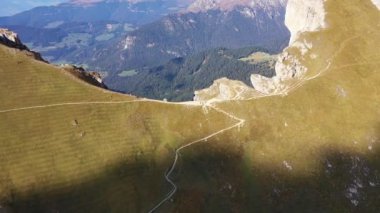 Seceda zirvesinde inanılmaz bir manzara. Trentino Alto Adige, Dolomites Alpleri, Güney Tirol, İtalya, Avrupa. Odle sıradağları, Val Gardena. Güneş ışığında Görkemli Furchetta zirvesi. Dolomiti, İtalya.