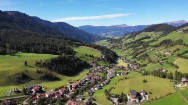 Santa Maddalena (Magdalena) arka planda görkemli Gruppo delle Odle dağ sırası ile köy, Val di Funes vadisi, Trentino Alto Adige bölge, İtalya, Avrupa. Bir İtalyan Dolomites gün batımı.