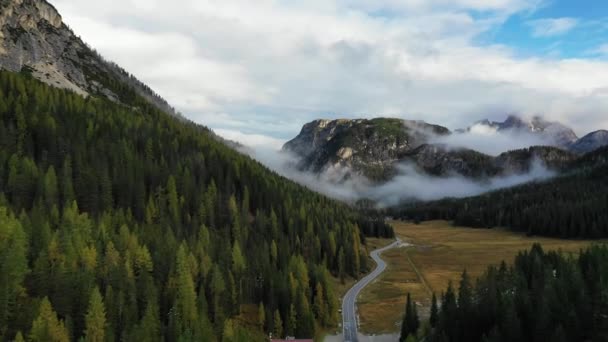 Озеро Анторно в национальном парке Tre Cime di Lavaredo. Аврора, Мисюрина, Димитские Альпы, Южный Тироль, Италия, Европа. Озеро Анторно со знаменитым горным пиком Доломитов Tre Cime di Lavaredo. Доломиты — стоковое видео