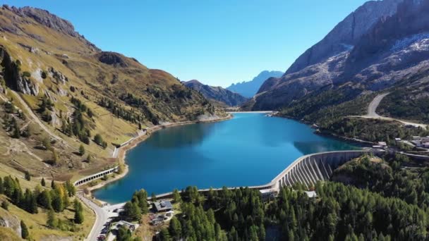 A barragem do lago Fedaia (lago Fedaia), um lago artificial perto de Canazei, localizado no sopé do maciço Marmolada, Dolomitas, Trentino. Imagens de drones aéreos vista de Fedaia Dam em Dolomitas, na Itália . — Vídeo de Stock