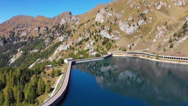 Přehrada jezera Fedaia (jezero Fedaia), umělé jezero nedaleko Canazei, ležící na úpatí Marmolada Masif, Dolomitů, Trentina. Letecký Drone pohled na přehradu Fedaia ve Dolomitech v Itálii. — Stock video