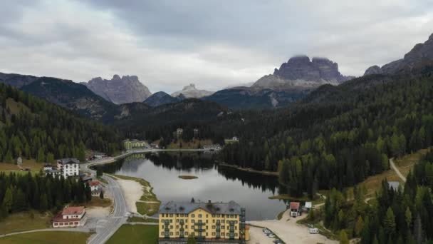 イタリア、ドロミテ山を背景にミシュリーナ湖の息をのむような風景。イタリアの東ドロミテの旅行先のパノラマの自然風景。ドロミテのミスリヤ湖。イタリア — ストック動画