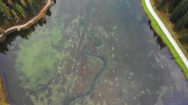 Arka planda Dolomites dağ ile Misurina Gölü nefes kesen manzara, İtalya. İtalya'da Doğu Dolomites seyahat hedef Panoramik doğa manzara. Dolomites'teki Misurina Gölü. İtalya