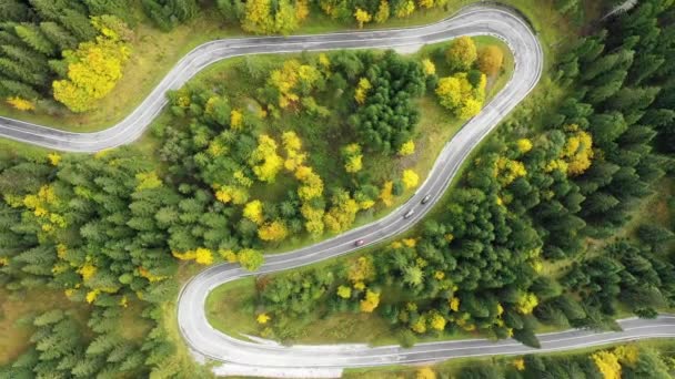 Dağ yolu serpantini. İtalya, Dolomites. Sonbahar dağlarında havadan çekilen görüntüler. Dolomites, Alpler, İtalya'da serpantin yolu. Dolomites dağ dolambaçlı yol, havadan görünüm, İtalya. — Stok video