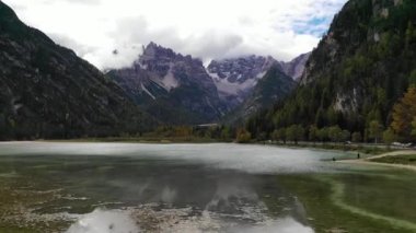 Lake Landro veya Lago di Landro Durrensee güney Dolomites , Kuzey İtalya. Shot Lake Landro veya Lago di Landro Durrensee güney Dolomites , Kuzey İtalya.