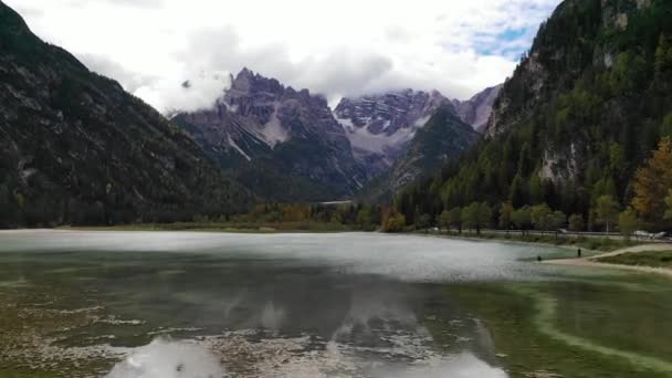 Lago Landro ou Lago di Landro Durrensee sul Dolomitas, norte da Itália. Tiro no Lago Landro ou Lago di Landro Durrensee sul Dolomitas, norte da Itália . — Vídeo de Stock