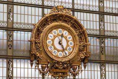 Paris, Fransa - 5 Temmuz 2018: D'Orsay müzesinin altın saati
