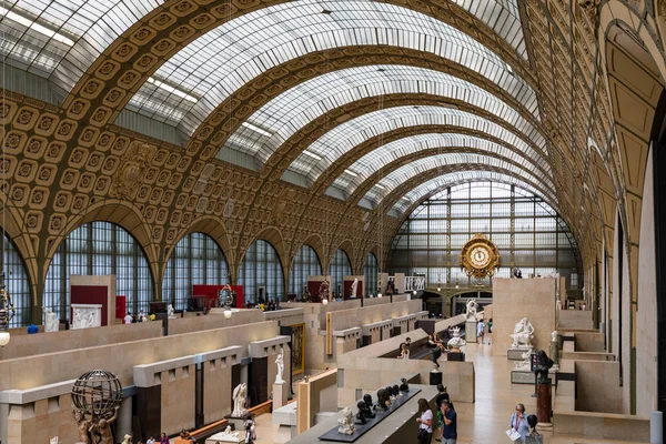 Paris, Fransa - 5 Temmuz 2018: P'deki Musee d'Orsay ziyaretçileri