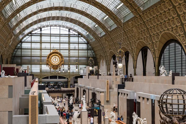 Paris, França - 5 de julho de 2018: Visitantes no Musee d 'Orsay em P — Fotografia de Stock