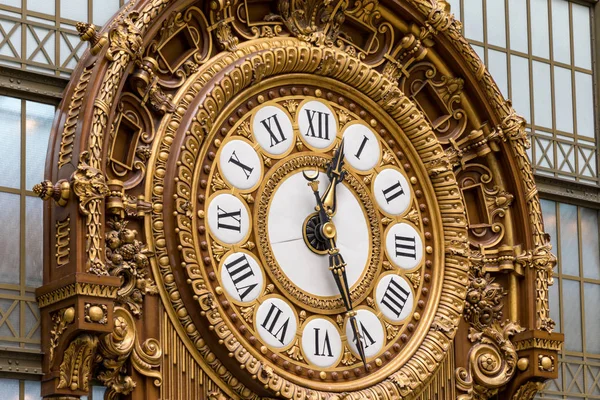 Париж, Франция - 5 июля 2018 года: Золотые часы музея Д "Орсе — стоковое фото