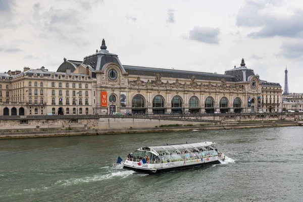 Paris, Fransa - 5 Temmuz 2018: Seine Nehri'nden Musee d'Orsay