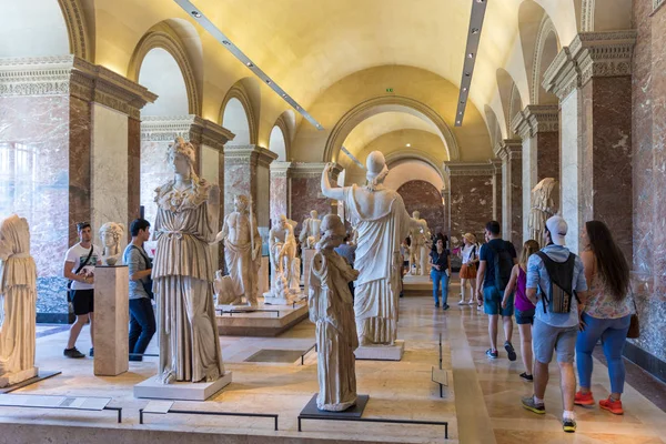 Paris, Fransa - 6 Temmuz 2018: Birçok kişi tabloları takdir