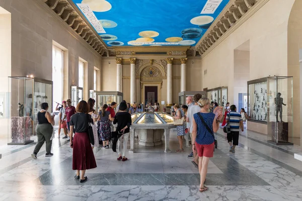 Paris, França - 6 de julho de 2018: Muitas pessoas apreciam pinturas a — Fotografia de Stock