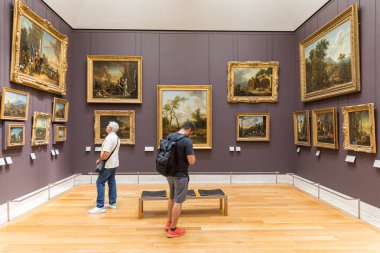 Paris, Fransa - 6 Temmuz 2018: Birçok kişi tabloları takdir