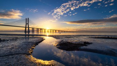 Lizbon, Portekiz gün doğumunda Vasco da Gama köprü. Vasco da Ga