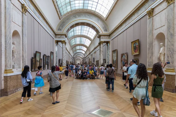 Paris, França - 6 de julho de 2018: Muitas pessoas apreciam pinturas a — Fotografia de Stock