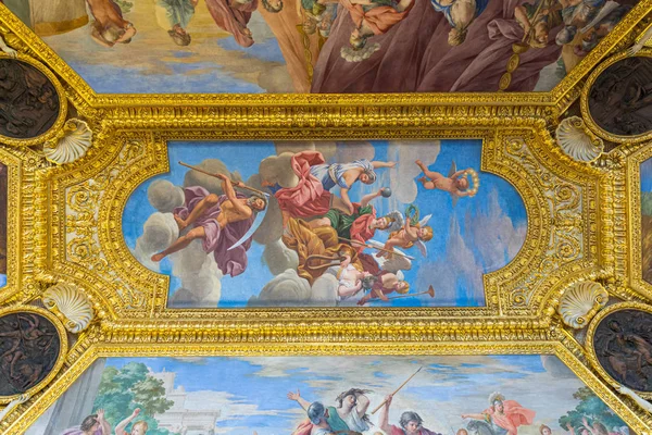 Paris, Fransa - 6 Temmuz 2018: Louvre Müzesi, Paris, Fransa. Luxu