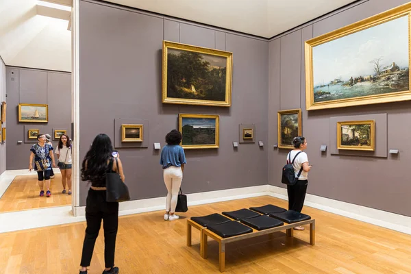 Paris, Fransa - 6 Temmuz 2018: Birçok kişi tabloları takdir