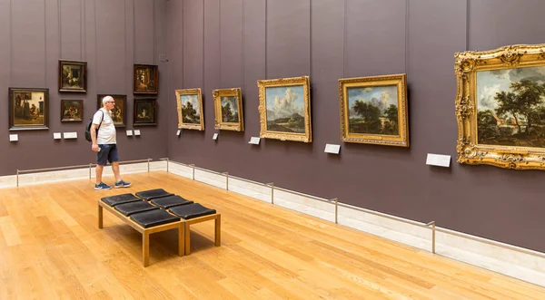 Paris, Fransa - 6 Temmuz 2018: Birçok kişi tabloları takdir