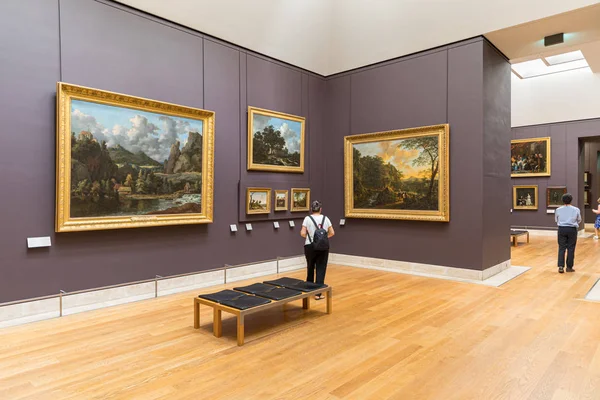 Paris, Fransa - 6 Temmuz 2018: Birçok kişi tabloları takdir