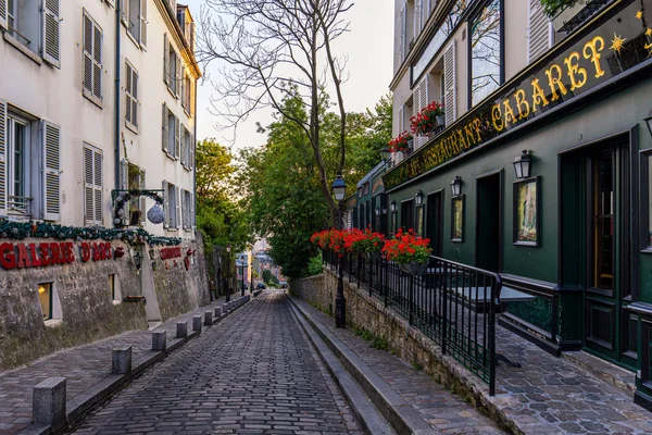 Paris, France - July 7, 2018: Street with tables of cafe in quar — Stock Photo, Image