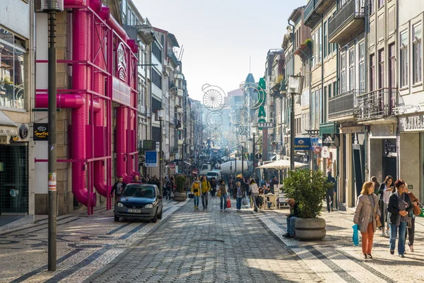 Oporto, Portugal - 17 de noviembre de 2017: Paseo de los compradores por la Rua Sant —  Fotos de Stock