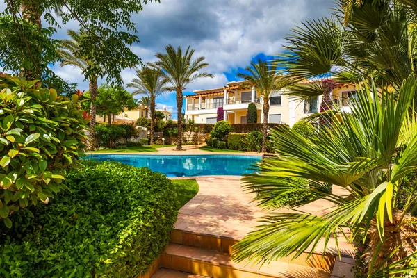 Yüzme havuzu, jakuzi ve şezlonglar ile büyük arka bahçesinde. Sw