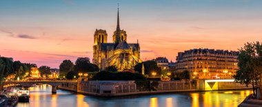 Gün batımında Notre Dame de Paris katedrali, Fransa. Notre Dame de P