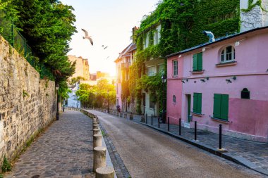 Paris'in Montmartre ilçesi. Montmartr dar yolda Evler
