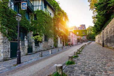 Paris'in Montmartre ilçesi. Montmartr dar yolda Evler