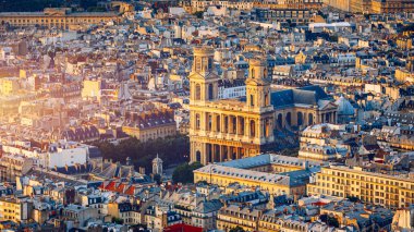 Aziz Sulpice Kilisesi güneş tarafından vurgulanır. Dahili 1754 Eglis