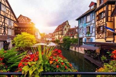 Colmar, Alsace, Fransa. Petite Venedik, su kanalı ve gelenek