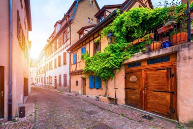 Colmar, Alsace, Fransa. Petite Venedik, su kanalı ve gelenek