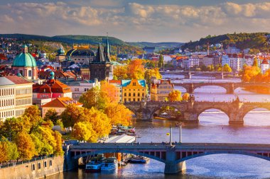 Prag'da Vltava nehri üzerindeki Charles köprüsüne sonbahar manzarası, Çek R