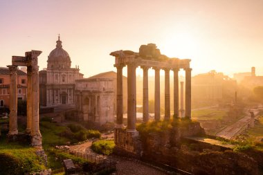 Roma Forumu. Roma Forumu 'nun gün doğumunda İtalya' da çekilmesi.