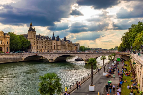 Paris Yüksek Mahkemesi Seine Nehri üzerinde Cour. T güzel cephe — Stok fotoğraf