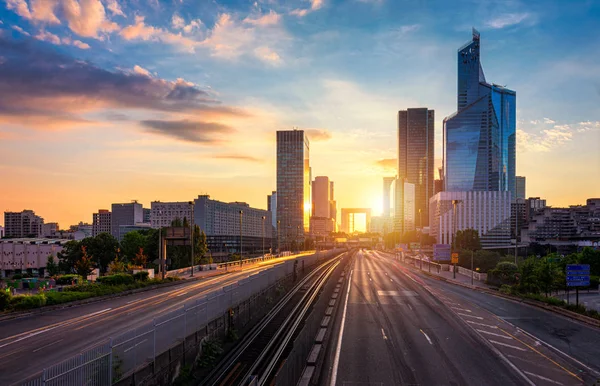 La Defense Financial District Paris Frankrike vid solnedgången. Skyskrapa — Stockfoto