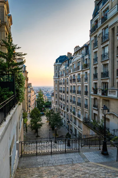 Stadsdelen Montmartre i Paris. Morgon Montmartre trappa i PA — Stockfoto