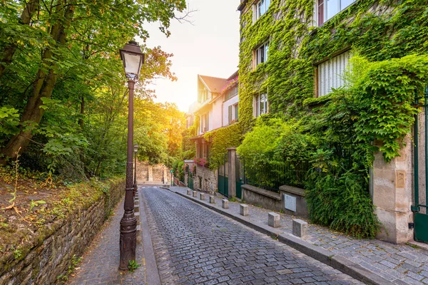 Montmartre district of Paris. Houses on narrow road in Montmartr — Stock Photo, Image