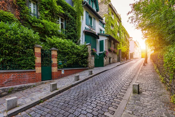Район Монмартр в Париже. Дома на узкой дороге в Montmartr — стоковое фото