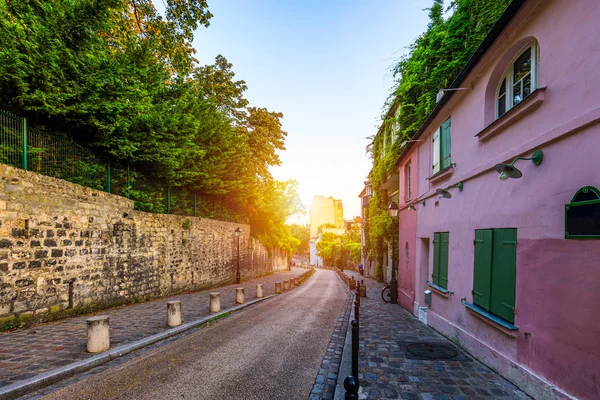 Montmartre distrito de París. Casas en camino estrecho en Montmartr — Foto de Stock