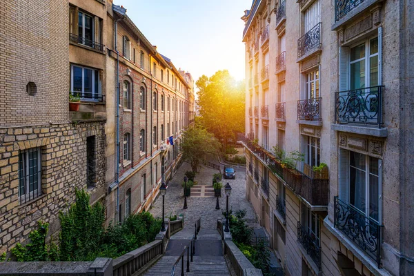 パリのモンマルトル地区。Paの朝のモンマルトル階段 — ストック写真