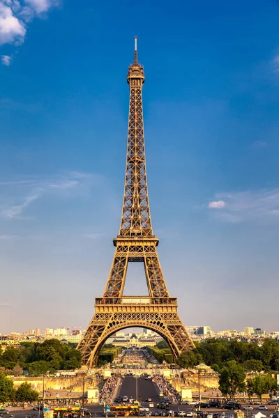 Torre Eiffel en verano, París, Francia. Panorama escénico del Ei — Foto de Stock