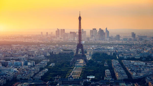 Panoramische luchtfoto van Parijs, Eiffel toren en La Defense Busi — Stockfoto