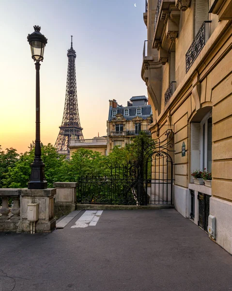 Paris Eyfel Kulesi manzaralı rahat sokak, Fransa. Ei